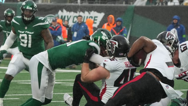 Jets' defense drops Falcons' RB Bijan Robinson for a safety